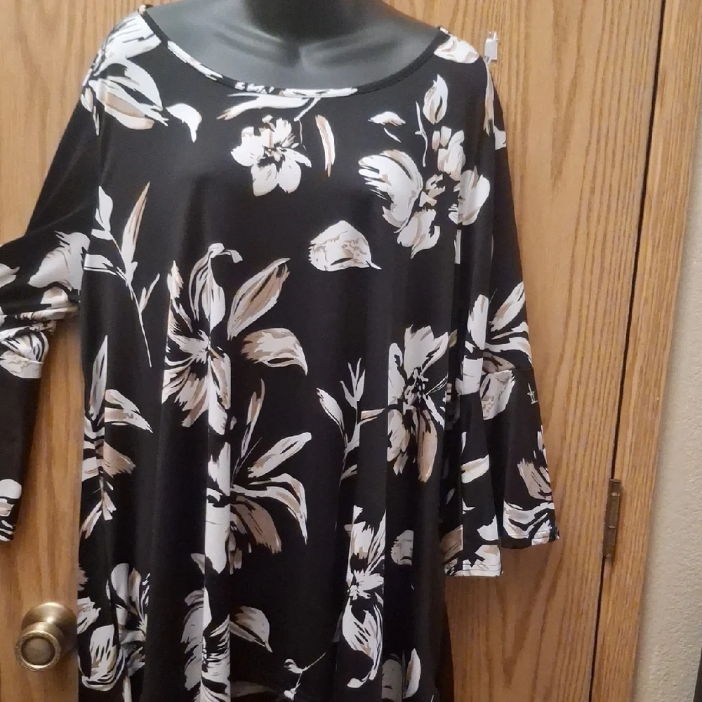 White Mark Chic Black and White Floral Women's Tunic - Picture 3 of 6